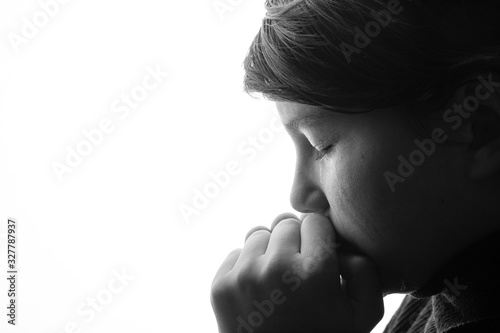 Foto Black and white portrait of young sad boy crying with sad eyes