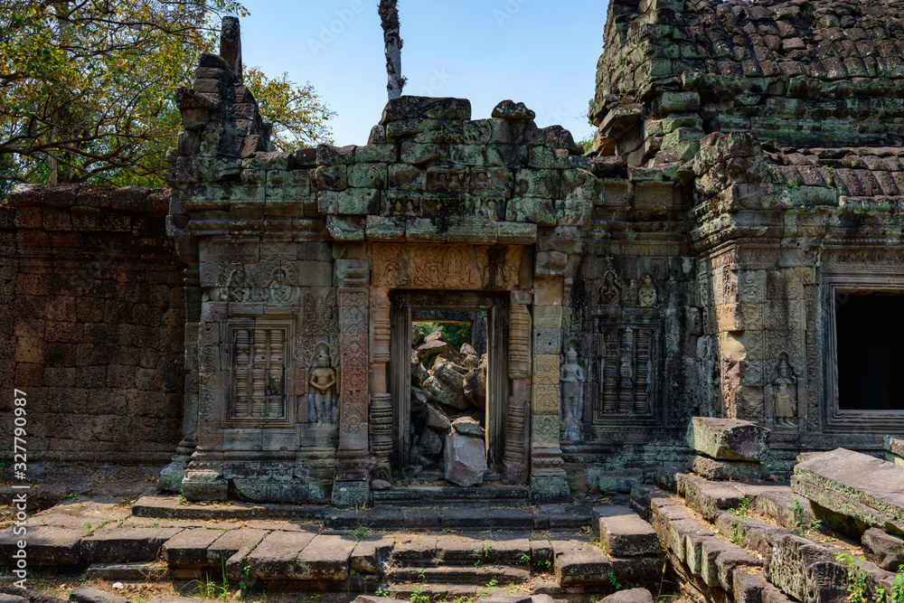 Une porte du mur de la façade Ouest du temple Preah Khan dans le domaine des temples de Angkor, au Cambodge