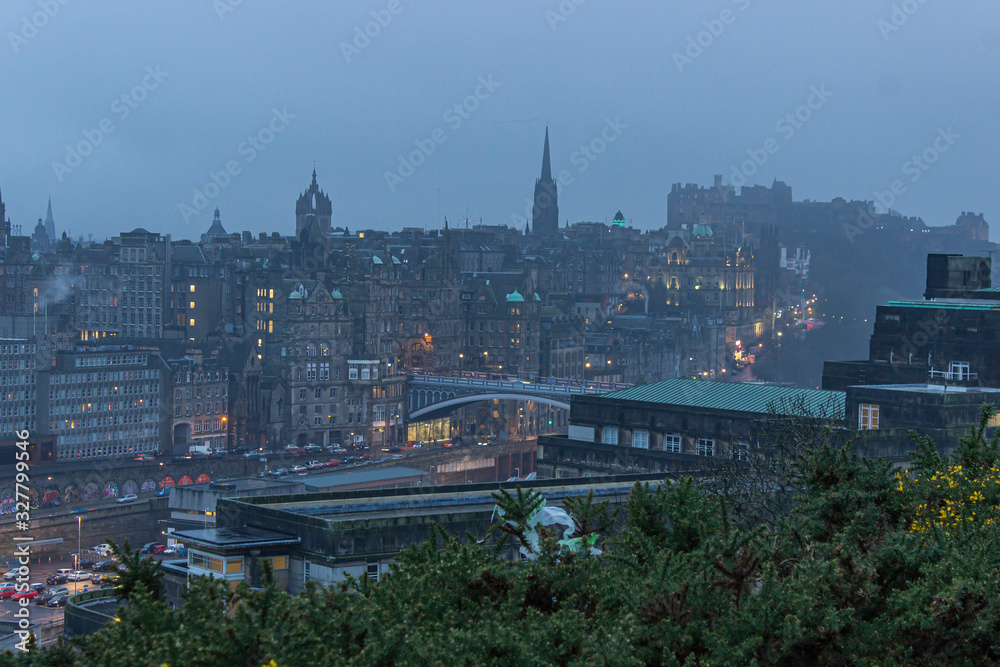 EDINBURGH/SCOTLAND - Dezember 24 2014: Edinburgh Old Town in a Fog Evening