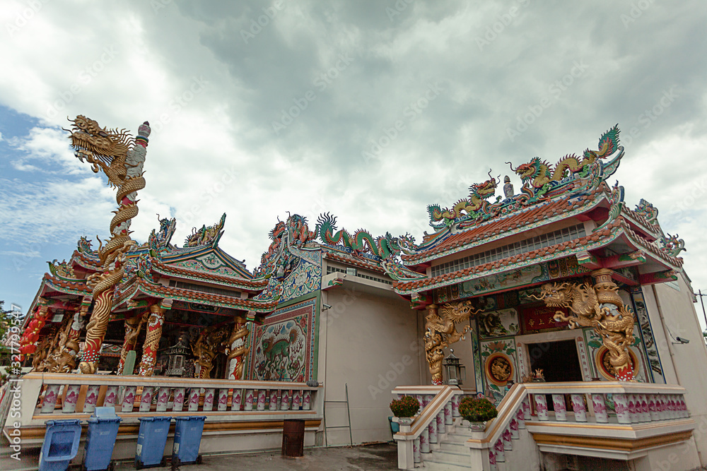 Naklejka premium prapradang samutprakarn/thailand september,01,2018 shrine of the gods,devotions of chinese people chinese background sky and beautiful .clouds