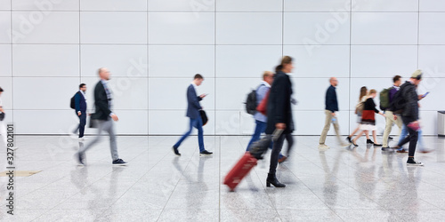 Viele Business Leute reisen auf Flughafen © Robert Kneschke