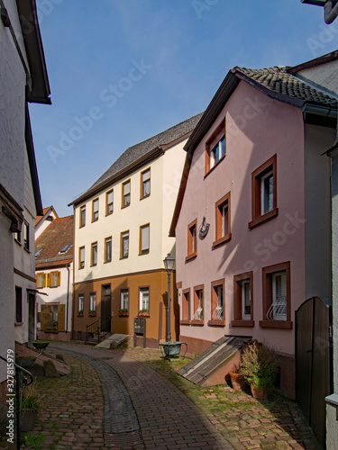 Stra  e in der Altstadt von Amorbach in Unterfranken  Bayern  Deutschland 