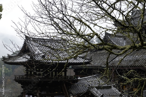 雨に煙る長谷寺（奈良）鐘楼 Hase-dera Temple in Nara © Shuttarou