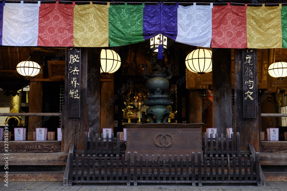 Obraz premium 灯籠が灯る長谷寺のご本堂(奈良)