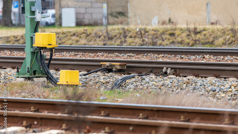 Ein Gleismagnet der PZB mit 1000 und 2000 Hz am Gleis in Höhe des Signals