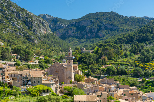 Spanisches Dorf Valldemossa auf Mallorca im Tramuntana Gebirge