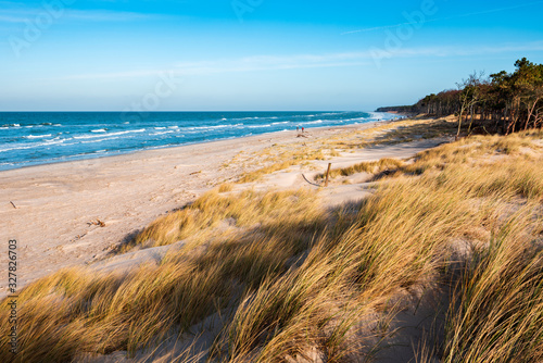 Stürmischer und sonniger Wintertag an der Ostsee, Dünen und Strand, Darß