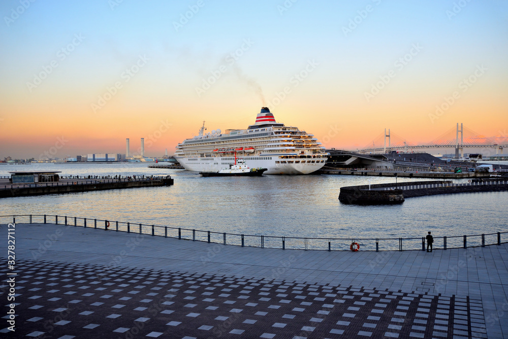 横浜大桟橋から出航する豪華客船