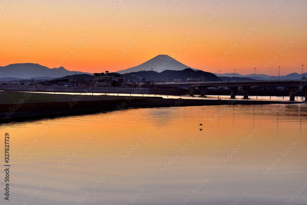 相模川河口から眺める夕陽と富士山