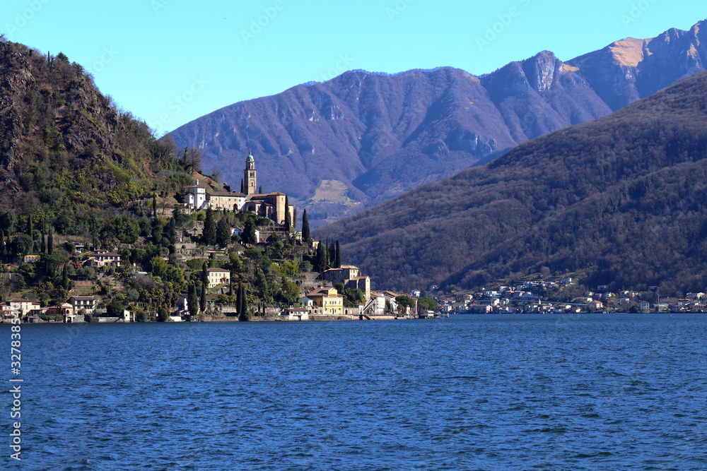 Panorama del borgo di Morcote, Cantone Ticino, Svizzera Italiana con lago di Lugano e montagne sullo sfondo