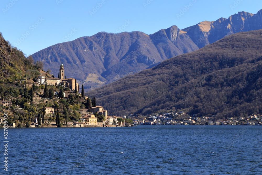 Panorama del borgo di Morcote, Cantone Ticino, Svizzera Italiana con lago di Lugano e montagne sullo sfondo