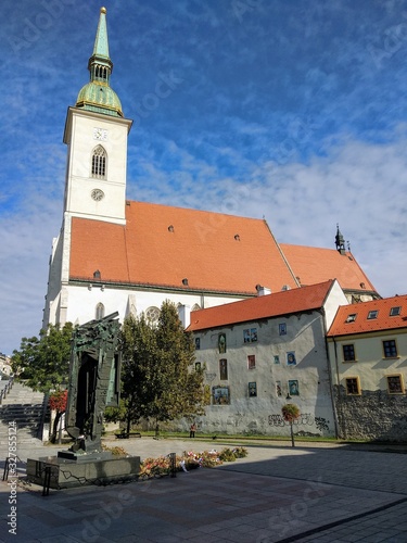 iglesia de bratislava con cielo azul pocas nuves