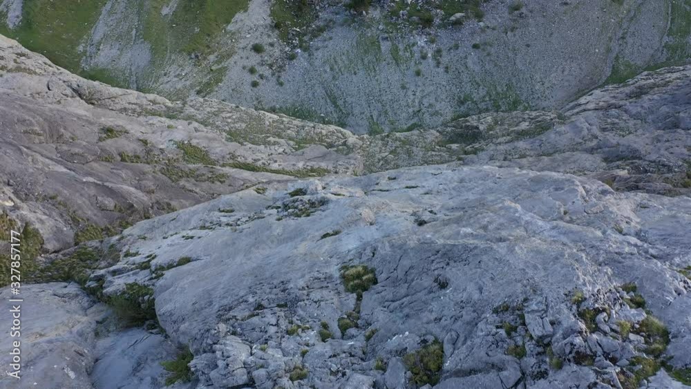 Vue aérienne par drone d'un bivouac au désert de Platé, Haute Savoie, France Vue aérienne par drone d'un bivouac au désert de Platé, Haute Savoie, France
