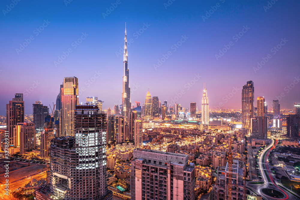 Obraz premium Dubai city skyline at sunset, United Arab Emirates