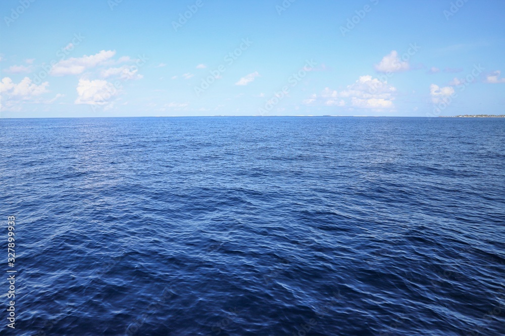 Fototapeta premium SKY AND BLUE SEA OF MALDIVES