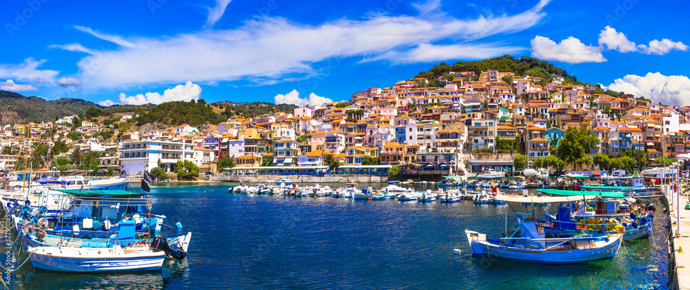 Naklejka premium Najlepsze w Grecji - podróż po wyspie Lesbos, malowniczym miasteczku Plomarion z tradycyjnymi łodziami rybackimi