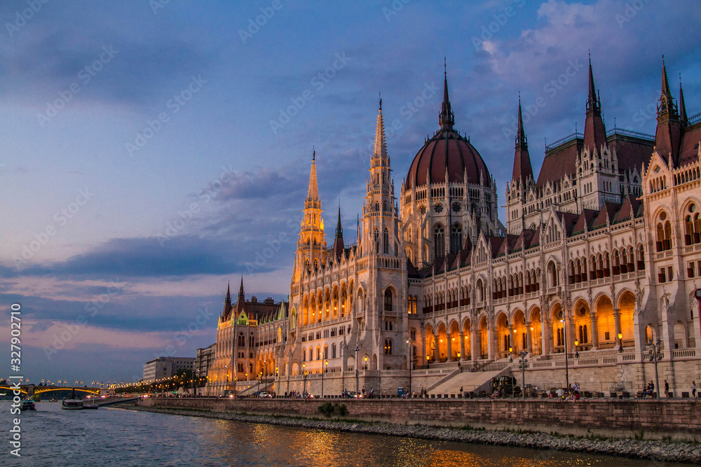Fototapeta premium The Hungarian Parliament Building in the evening. The Danube river. The Margit bridge. Twilight sky. Backlight. Budapest, Hungary.