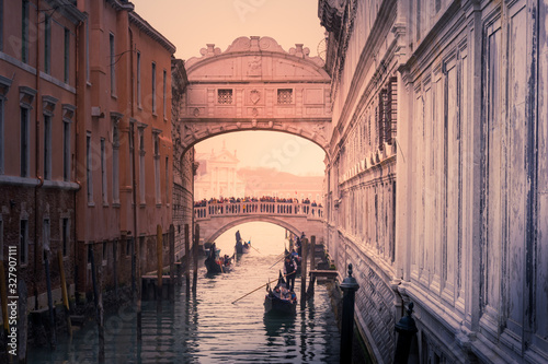 Obraz na płótnie Gondolas row down canal towards bridge of sighs in Venice w salonie