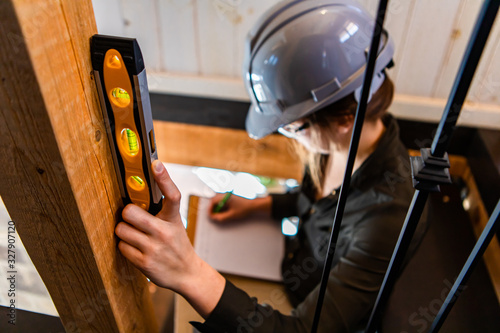 Εκτύπωση καμβά female construction inspector