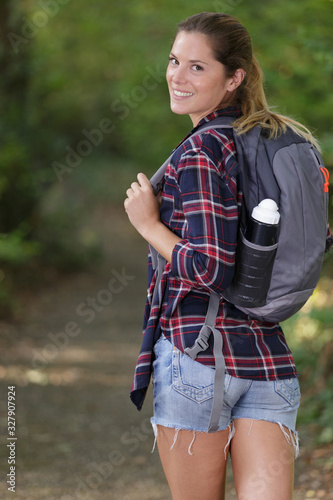 Fotografía rear view of female backpacker