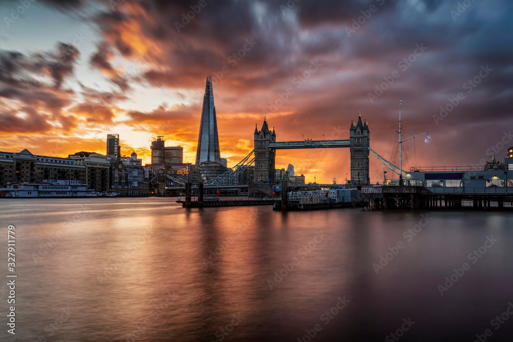 Dramatischer Sonnenuntergang hinter der Tower Brücke in London, Großbritannien