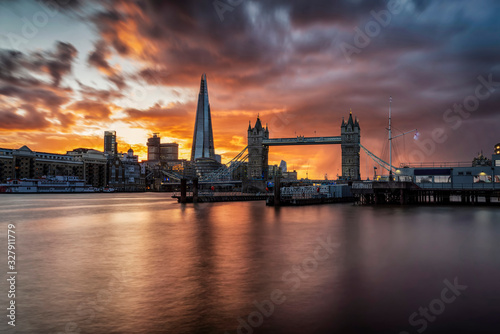 Dramatischer Sonnenuntergang hinter der Tower Br  cke in London  Gro  britannien