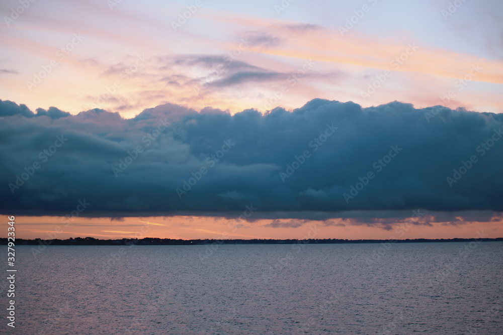 Gros nuages lors d'un coucher de soleil