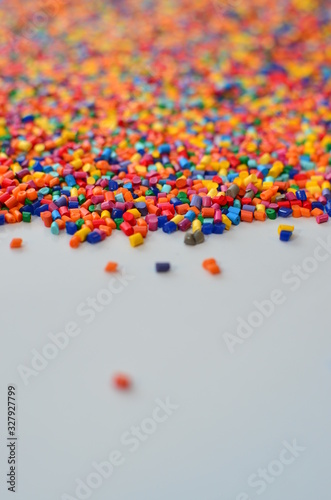 kolorowe granulki