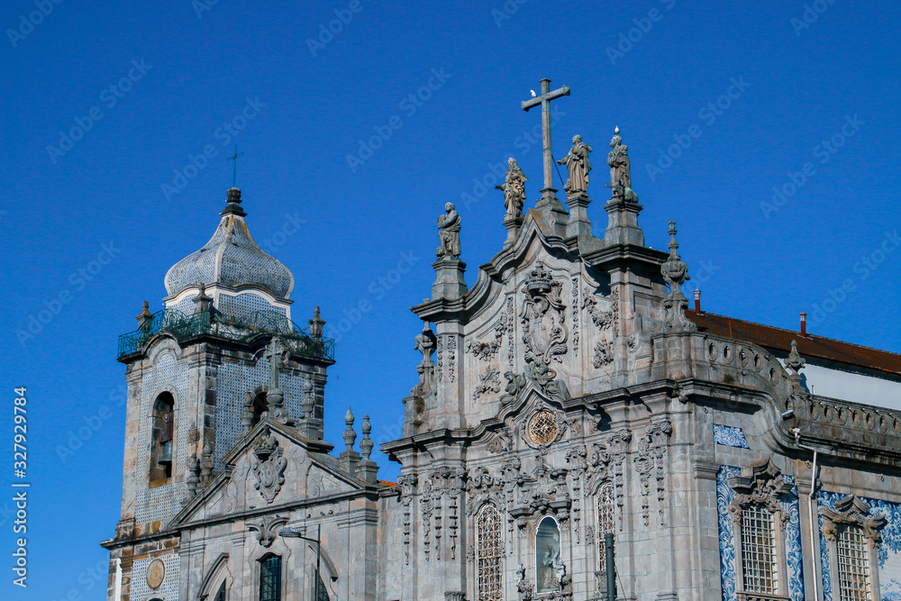 Iglesia de los carmelitas y La Iglesia do Carmo (Oporto, Portugal).) Iglesia de los carmelitas y La Iglesia do Carmo (Oporto, Portugal).)