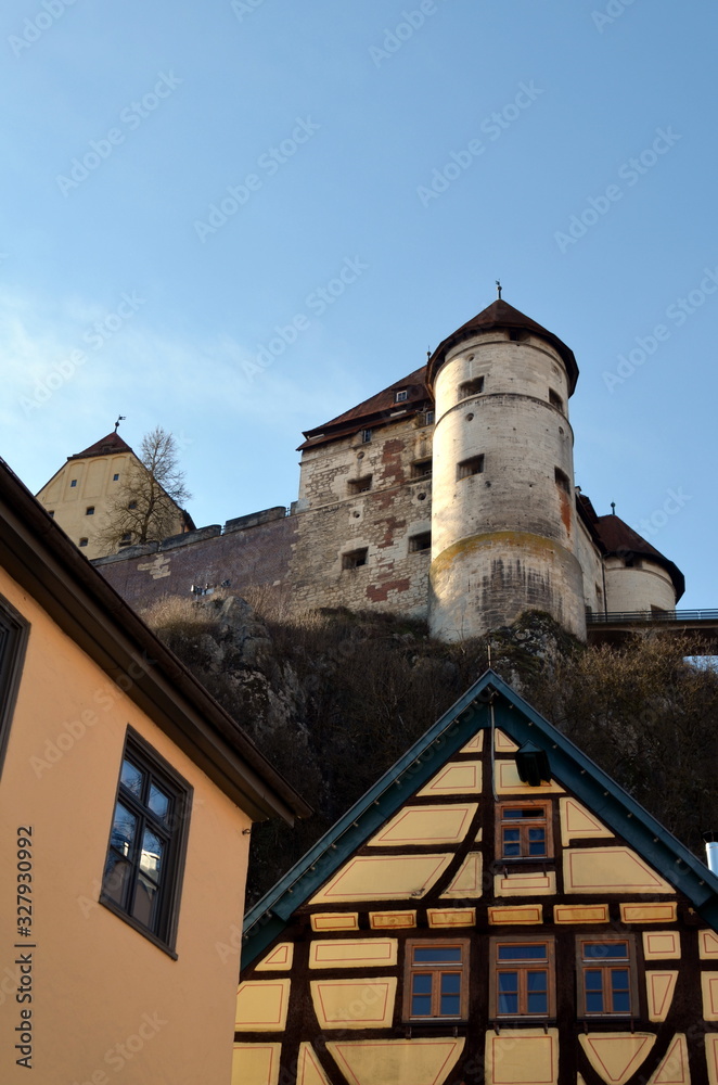 Blick von Heidenheims Altstadt auf Schloss Hellenstein