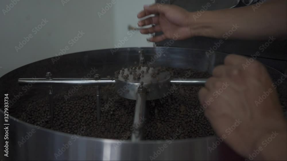 Mezclando granos de café tostado 
