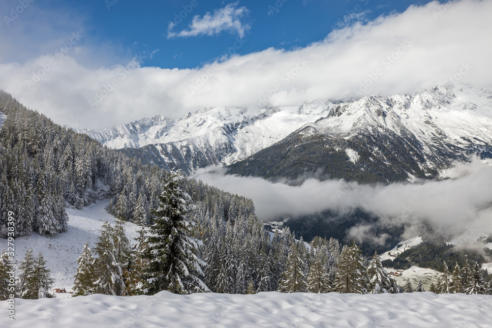 Fototapeta premium Blick vom Klausberg ins Ahrntal