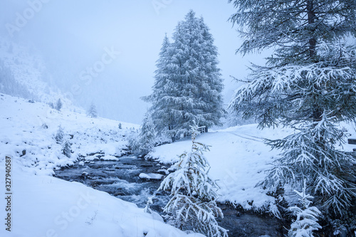 Bergbach im Schneetreiben photo