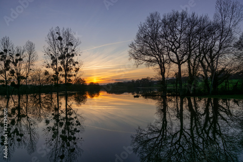 coucher de soleil sur la rivière © myriam