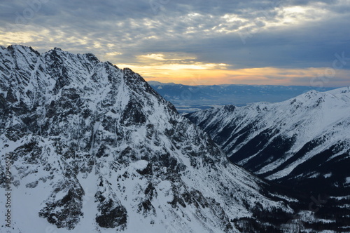 Fototapeta Naklejka Na Ścianę i Meble -  Zachód słońca widziany ze Szpiglasowego Wierchu. Widok na Słowackie Tatry widziane na tle czerwonego nieba. 