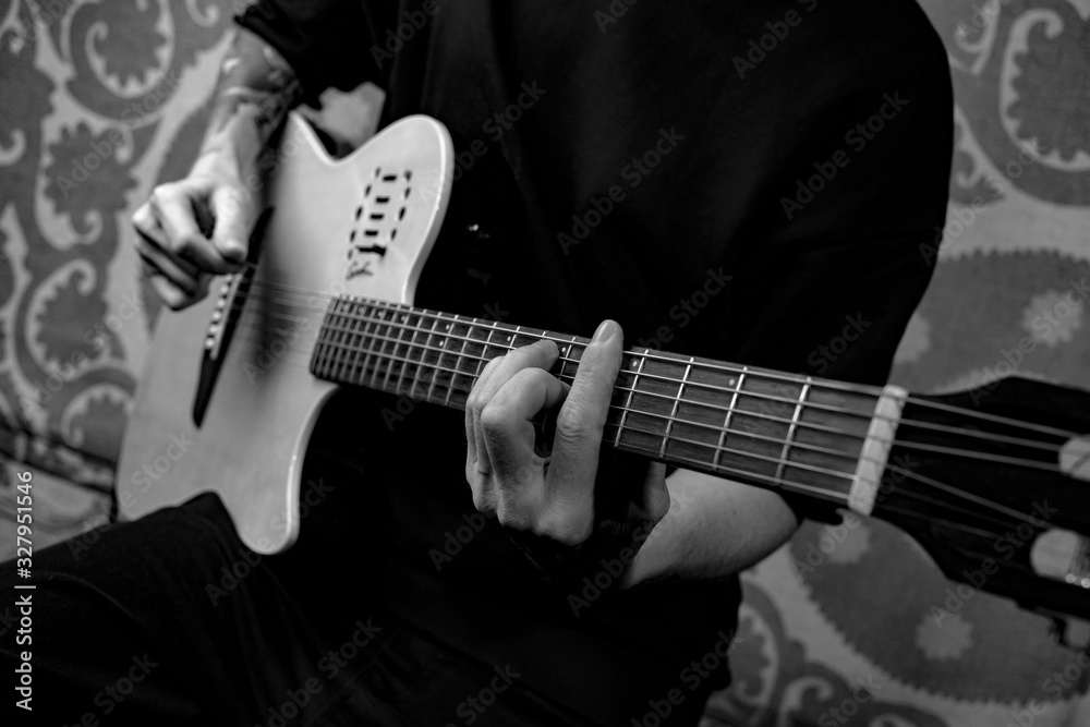 Obraz premium man playing guitar