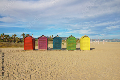 Casetas de colores en la playa © Bentor