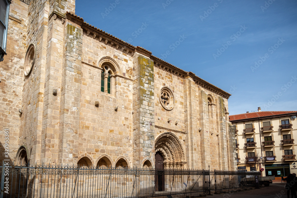 iglesia romanica de Santa Maria en Zamora , España