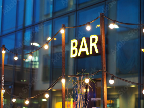 enseigne d'un bar dans la nuit