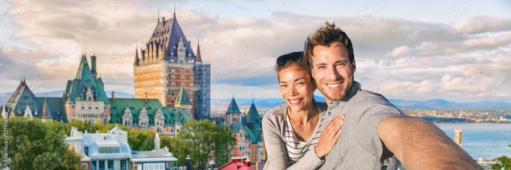 Obraz premium Kanada lato podróży turystów para robienie selfie zdjęcie w słynnym mieście Quebec panoramiczny transparent krajobraz. Szczęśliwi młodzi ludzie w zamku Frontenac w Old Quebec.