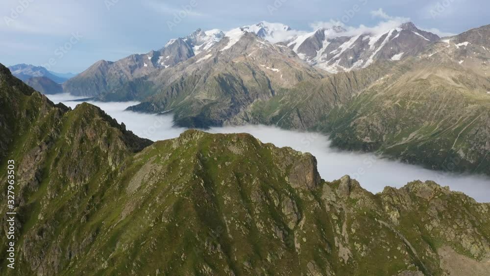 Vue aérienne par drone de la mer de nuage à côté de la réserve naturelle des Contamines Montjoie