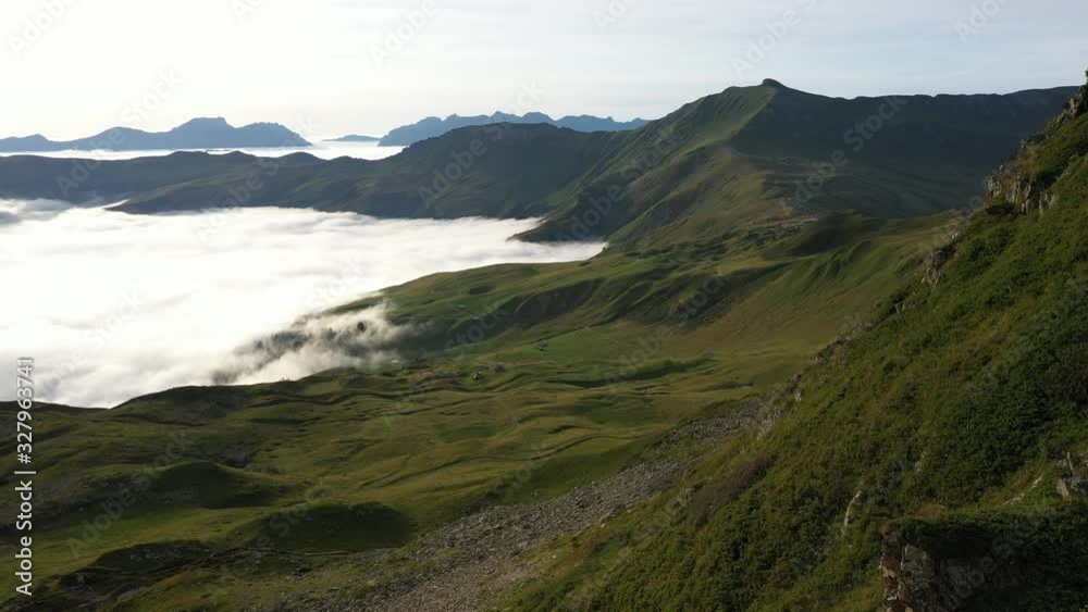 Vue aérienne par drone de la mer de nuage à côté de la réserve naturelle des Contamines Montjoie