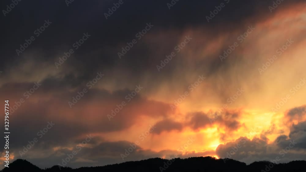 山に沈む夕日 雲の動き ノーマルスピード 山に沈む夕日 雲の動き ノーマルスピード