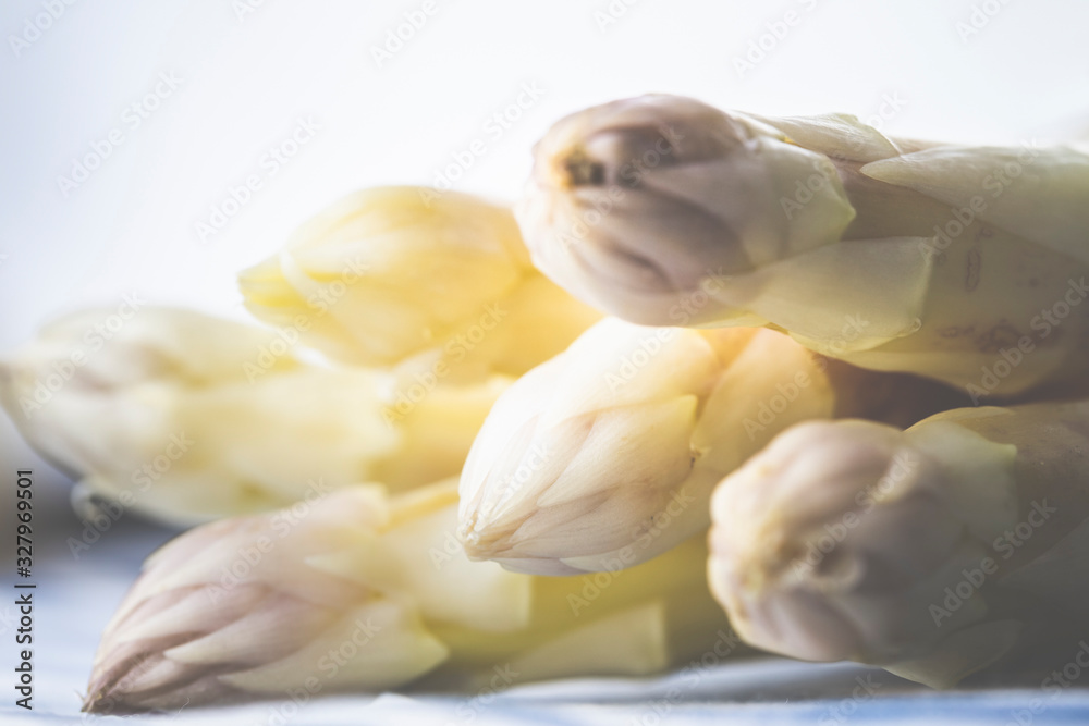 Obraz premium Spargel, Nahaufnahme, Asperagus, Frühling frisch in der Küche.