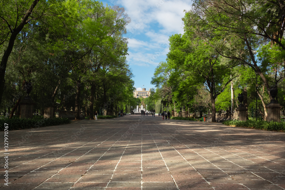 Paisaje urbano camino al castillo del Bosque de Chapultepec