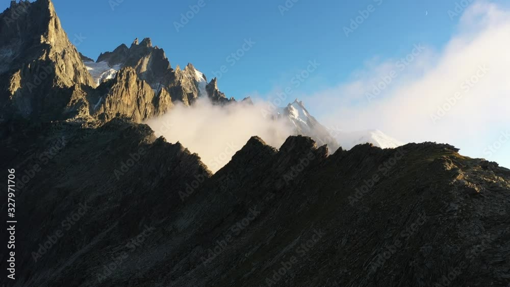 Vue aérienne par drone au Montenvers dans le Massif du Mont Blanc à côté de la Mer de Glace