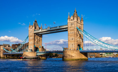 Fotobehang Tower Bridge Tower Bridge over rivier Theems  © allouphoto