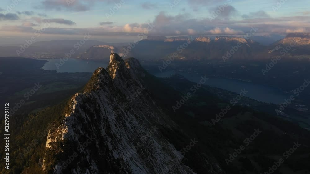 Vue aérienne par drone du Roc de Boeufs dans le massif des Bauges avec vue sur le lac d'Annecy