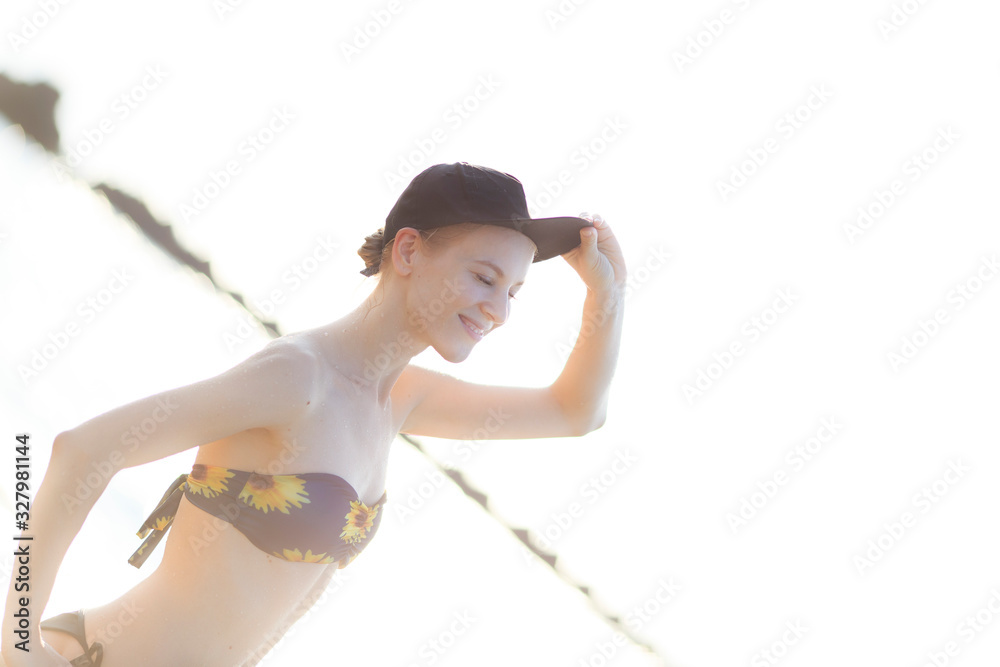 夕暮れの海辺に立つ帽子をかぶった水着姿の白人女性 Stock Photo Adobe Stock 夕暮れの海辺に立つ帽子をかぶった水着姿の白人女性 Stock Photo Adobe Stock