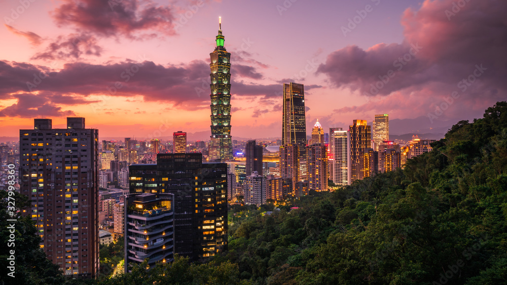 Obraz premium Arrival view of Taipei cityscape view from the elephant mountain(Xiangshan) with sunset Twilight background